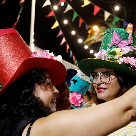 Vecinos disfrutando del Baile del Sombrero en San Bartolomé.