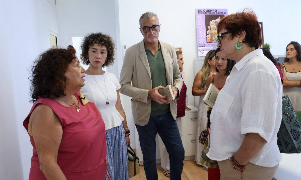 La consejera Candelaria Delgado junto a representantes del Cabildo y la asociación Mararía en Lanzarote.