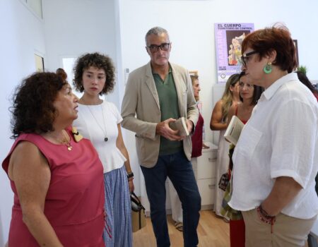 La consejera Candelaria Delgado junto a representantes del Cabildo y la asociación Mararía en Lanzarote.