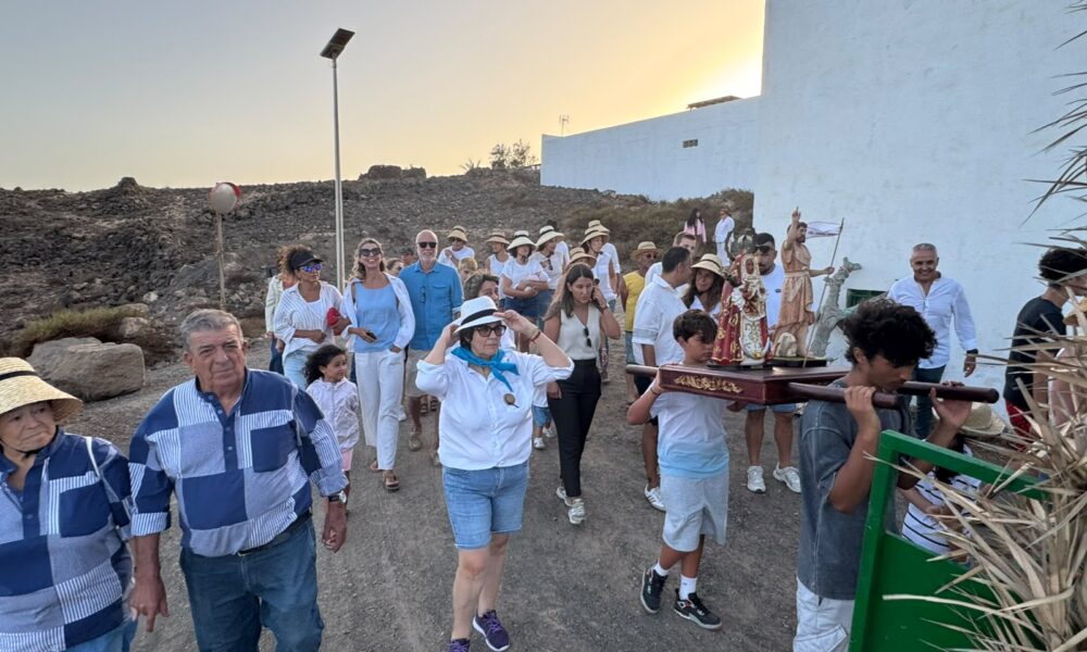 Romeros acompañando a la Virgen de Candelaria y San Juan Bautista en la Romería Marinera de Los Ancones.