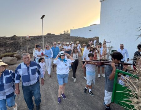 Romeros acompañando a la Virgen de Candelaria y San Juan Bautista en la Romería Marinera de Los Ancones.