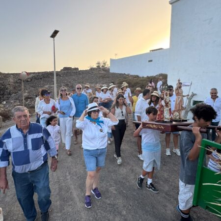 Romeros acompañando a la Virgen de Candelaria y San Juan Bautista en la Romería Marinera de Los Ancones.