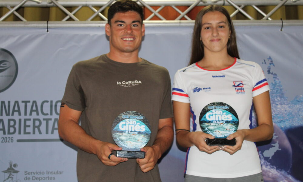 Los nadadores Jacobo Garrido y Natalia Emilia Sasu, ganadores de la Travesía San Ginés.