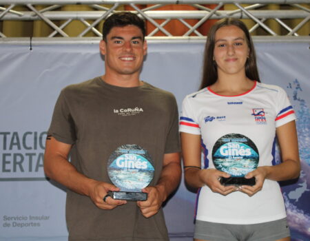 Los nadadores Jacobo Garrido y Natalia Emilia Sasu, ganadores de la Travesía San Ginés.