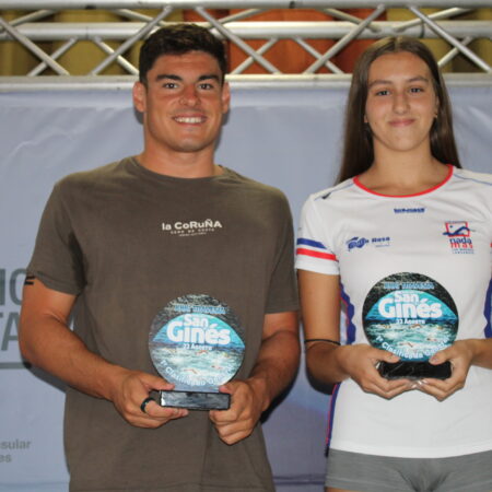 Los nadadores Jacobo Garrido y Natalia Emilia Sasu, ganadores de la Travesía San Ginés.