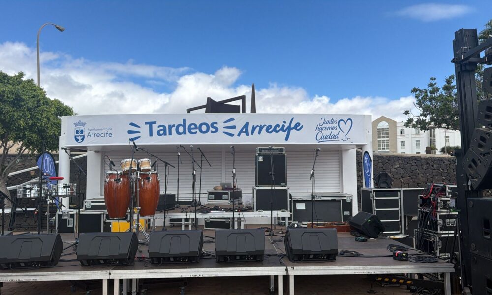 Actuación musical en el escenario de La Recova de Arrecife.