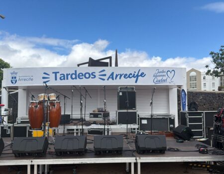 Actuación musical en el escenario de La Recova de Arrecife.