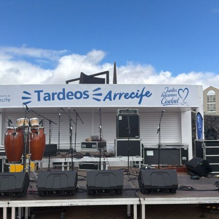 Actuación musical en el escenario de La Recova de Arrecife.