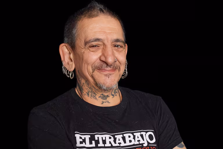 Fotografía del cantante Evaristo en un concierto.