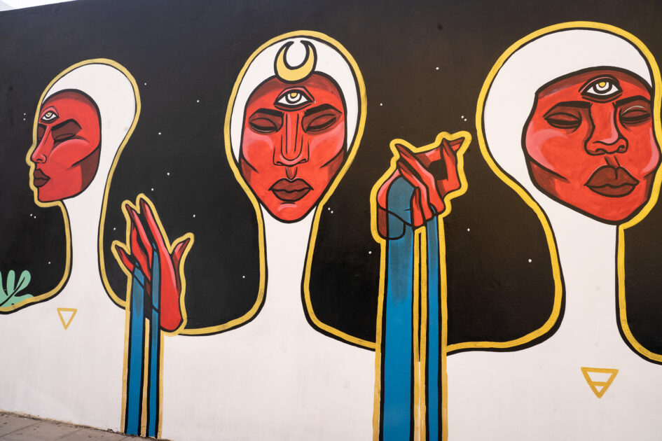 mural urbano durante el Festival Desidia en el barrio de Argana Baja.