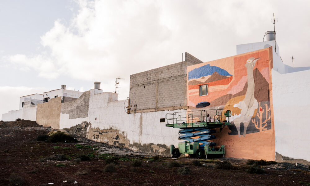 mural urbano durante el Festival Desidia en el barrio de Argana Baja.
