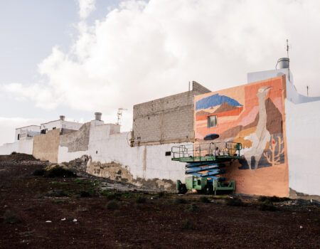 mural urbano durante el Festival Desidia en el barrio de Argana Baja.