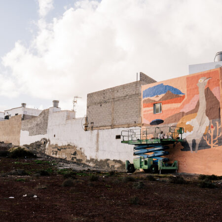 mural urbano durante el Festival Desidia en el barrio de Argana Baja.