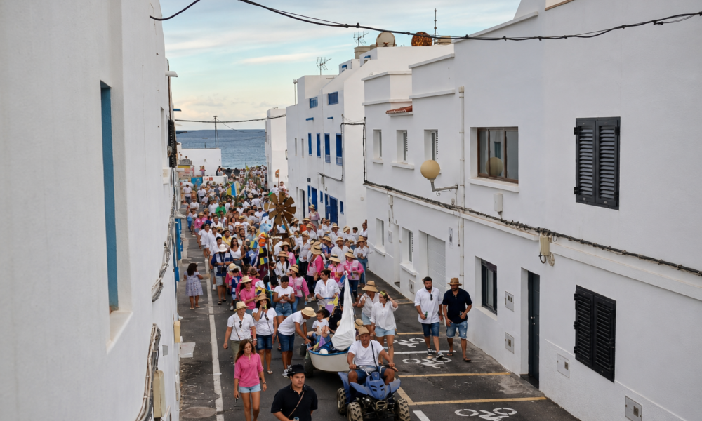 Vecinos celebrando las tradiciones durante las fiestas de Punta Mujeres.