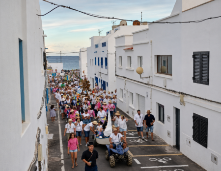 Vecinos celebrando las tradiciones durante las fiestas de Punta Mujeres.