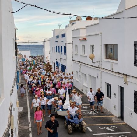 Vecinos celebrando las tradiciones durante las fiestas de Punta Mujeres.