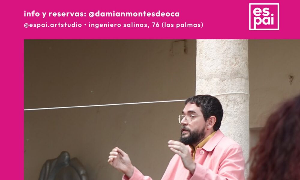 Damián Montesdeoca durante una de sus conferencias performativas sobre el humor.