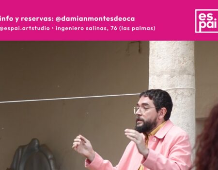 Damián Montesdeoca durante una de sus conferencias performativas sobre el humor.