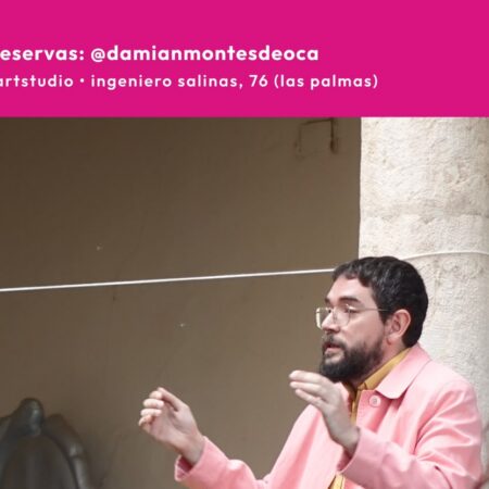 Damián Montesdeoca durante una de sus conferencias performativas sobre el humor.