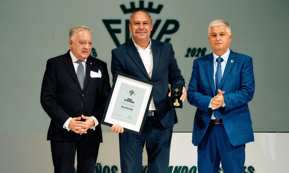 El consejero Juan Monzón felicita a los premiados en el centenario de la Federación de Fútbol.