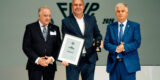 El consejero Juan Monzón felicita a los premiados en el centenario de la Federación de Fútbol.