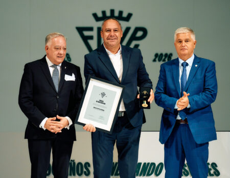 El consejero Juan Monzón felicita a los premiados en el centenario de la Federación de Fútbol.