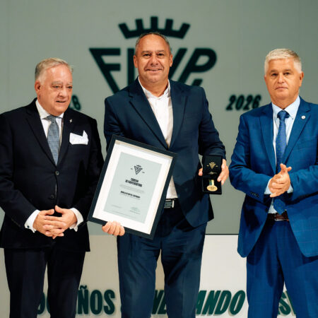 El consejero Juan Monzón felicita a los premiados en el centenario de la Federación de Fútbol.