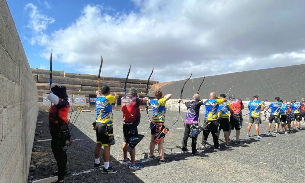 Arqueros del Club Pentarcos practicando tiro con arco en Teguise.