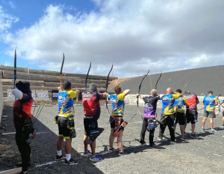 Arqueros del Club Pentarcos practicando tiro con arco en Teguise.