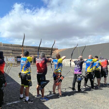 Arqueros del Club Pentarcos practicando tiro con arco en Teguise.