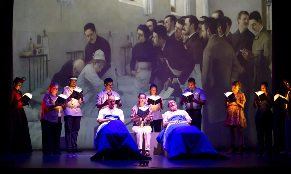 Elenco de actores sobre el escenario durante una representación de la obra Libros cruzados.