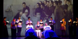 Elenco de actores sobre el escenario durante una representación de la obra Libros cruzados.