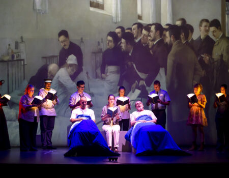 Elenco de actores sobre el escenario durante una representación de la obra Libros cruzados.