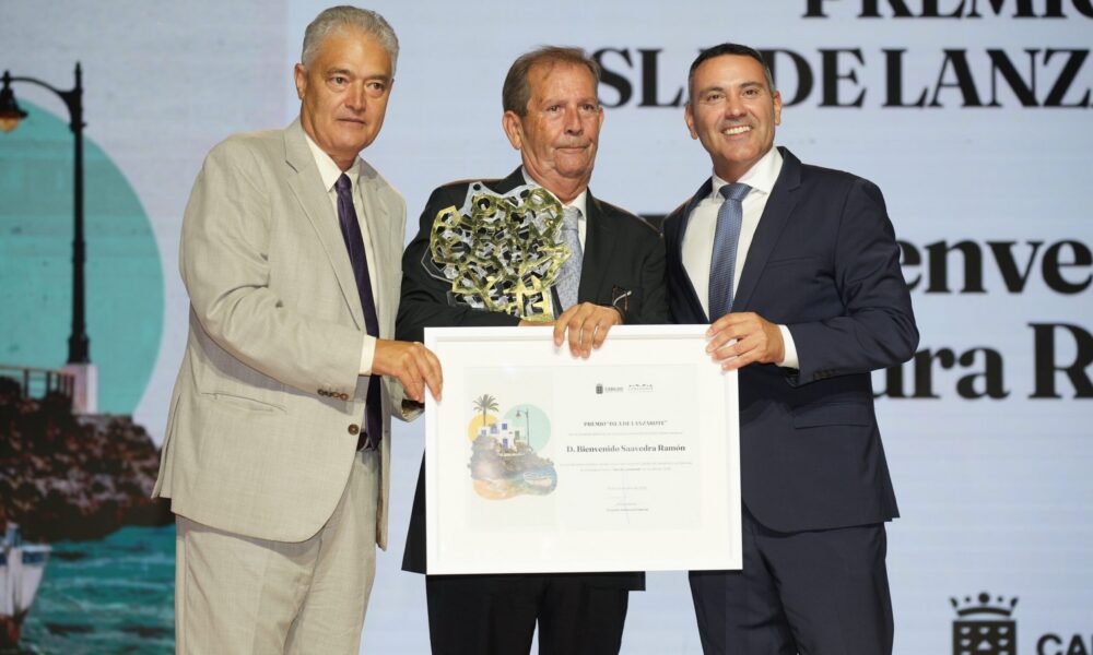 Bienvenido Saavedra recibe el Premio Isla de Lanzarote 2026.