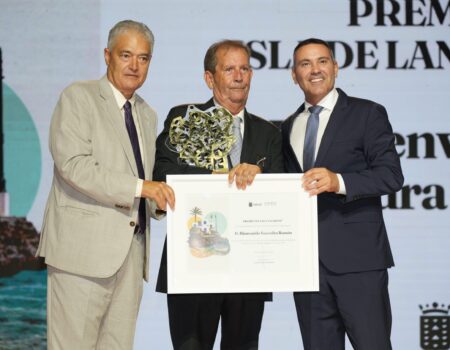 Bienvenido Saavedra recibe el Premio Isla de Lanzarote 2026.