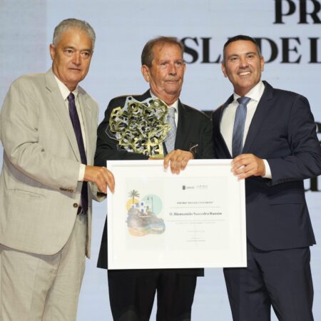 Bienvenido Saavedra recibe el Premio Isla de Lanzarote 2026.