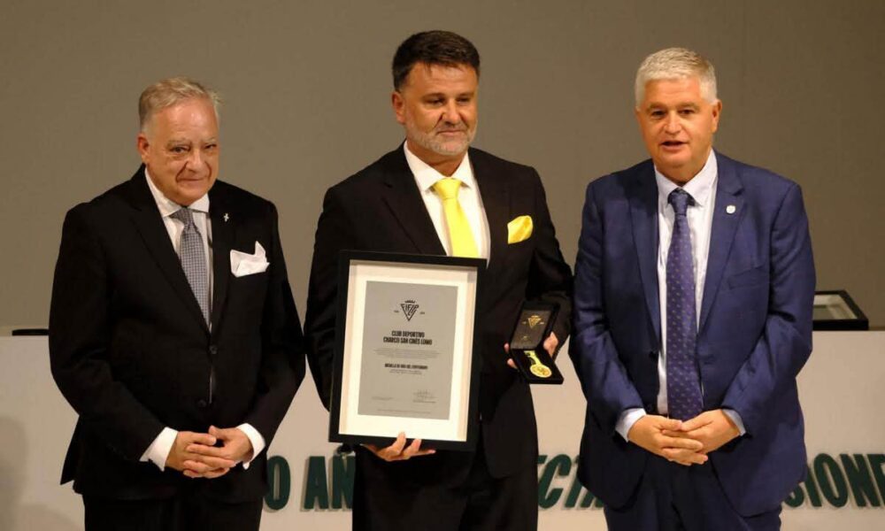 Club Deportivo El Lomo acaba de recibir la Medalla de Oro