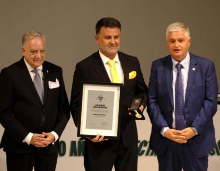 Club Deportivo El Lomo acaba de recibir la Medalla de Oro
