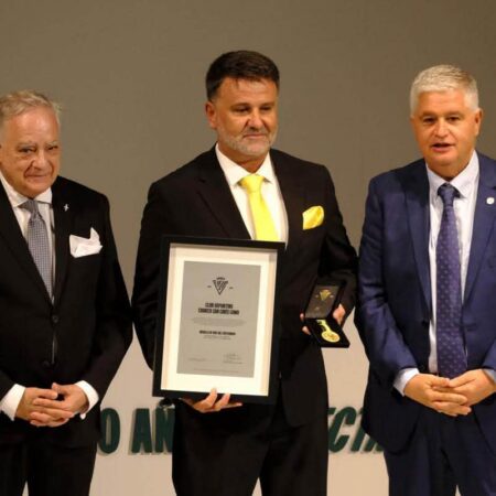 Club Deportivo El Lomo acaba de recibir la Medalla de Oro