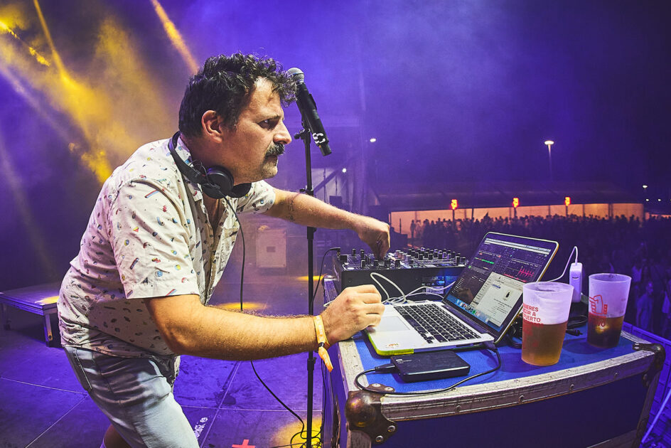 Angel Carmona en directo durante el festival Arrecife en Vivo.
