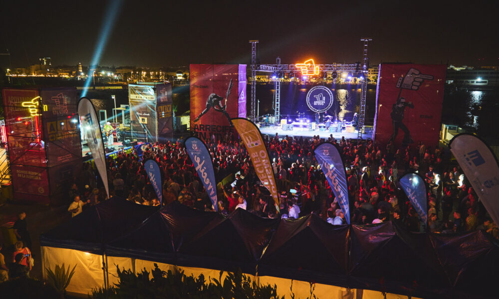 Actuación de una de las bandas de talento local en Arrecife en Vivo en la Marina.