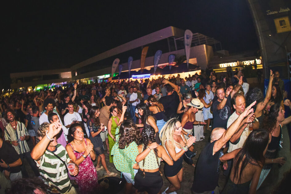 Actuación de una de las bandas de talento local en Arrecife en Vivo en la Marina.
