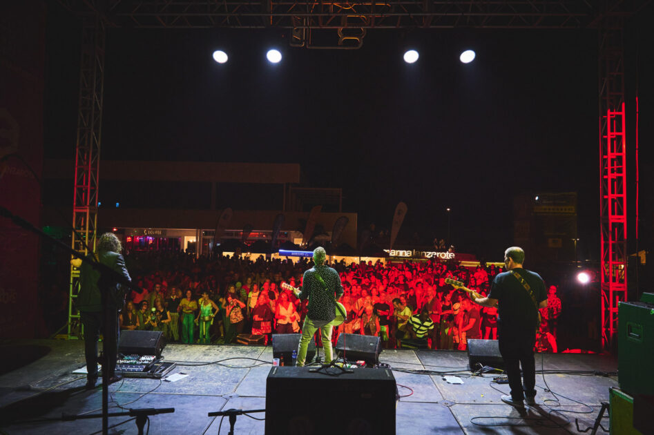 Actuación de una de las bandas de talento local en Arrecife en Vivo en la Marina.