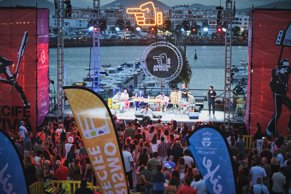 Actuación de una de las bandas de talento local en Arrecife en Vivo en la Marina.