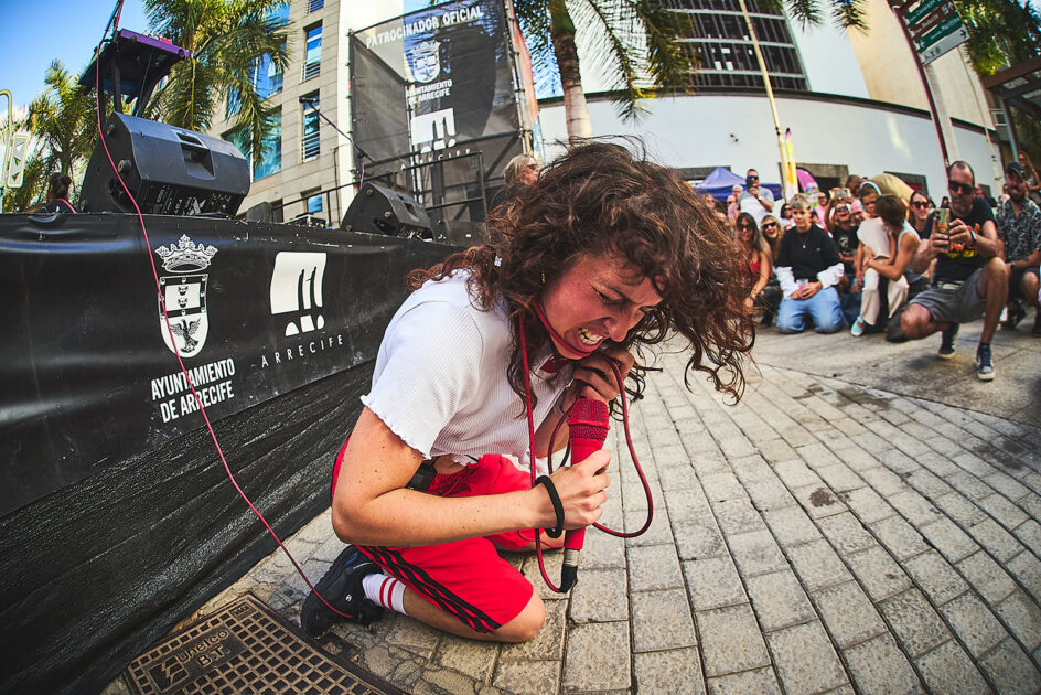 La banda Hermana Furia actuando en directo durante el festival Arrecife en Vivo.