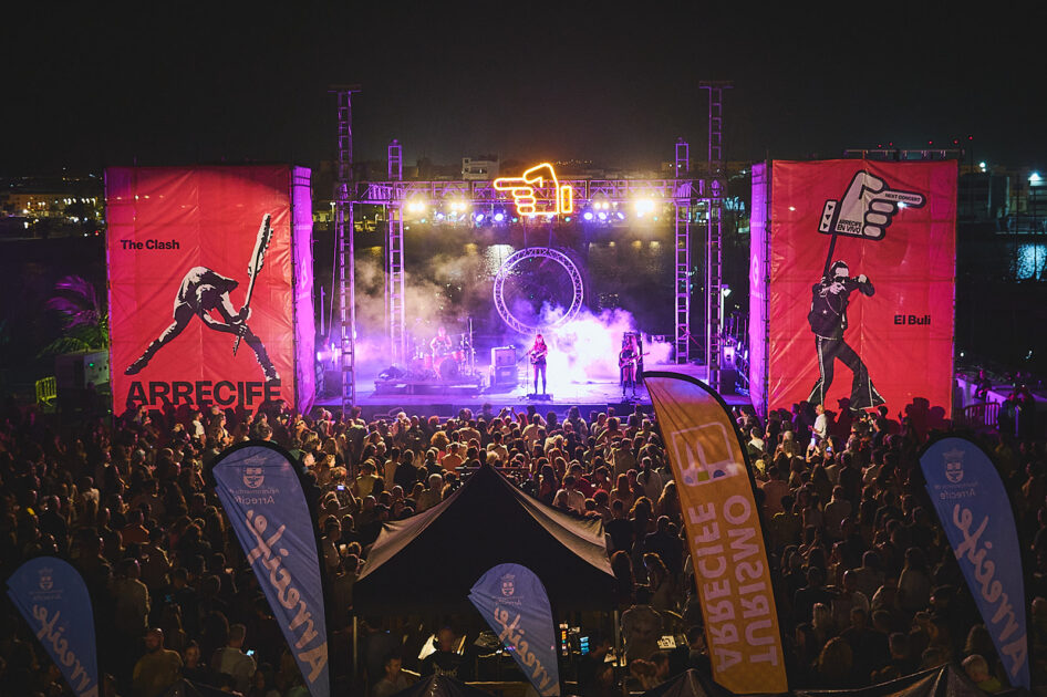 El público de Arrecife en Vivo disfrutando del pasacalles con Artistas del Gremio.