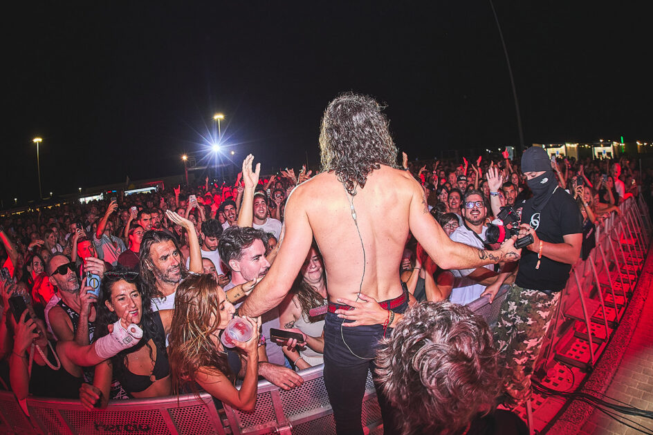 La banda Ultraligera actuando en directo durante el festival Arrecife en Vivo.