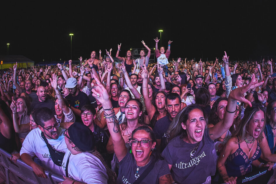 El público de Arrecife en Vivo disfrutando del pasacalles con Artistas del Gremio.