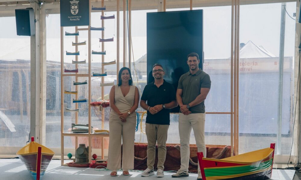 Abigail González, concejal de Cultura, visitando el montaje de los 17 jolateros en Mancha Blanca.