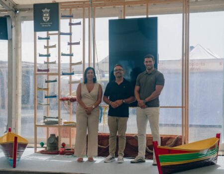 Abigail González, concejal de Cultura, visitando el montaje de los 17 jolateros en Mancha Blanca.
